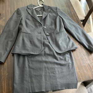 Womens 4pm Jones New York grey suit great condition